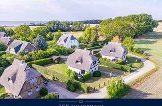 Haus kaufen in Goos 21, 18556 Dranske, Reetferienhaus für Erholungssuchende, direkt an der Küste, Idylle, Ruhe, nur 550 m zum Ostseestrand!