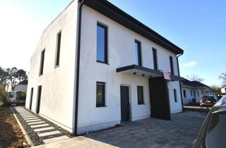 Haus mieten in Friedrich-Ebert-Str. 61, 15370 Fredersdorf-Vogelsdorf, Nur noch eine übrig! Erstbezug! Hochwertige A+ Neubau DHH mit Terrasse, großem Garten, PV-Anlage,