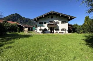 Bauernhaus kaufen in 83334 Inzell, Denkmal-Bauernhaus auf großem Grund mit Garage und Wintergarten-Gebäude *** Noch Wohnrecht für Miete