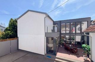 Wohnung kaufen in 65719 Hofheim am Taunus, Hofheim-Wallau! Wohnen auf 270 m² - top-saniert! 7 Zimmer, 2 Bäder, Garage (2 Stpl.), Dachterrasse!