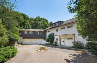 Villa kaufen in 65779 Kelkheim, Sanierungsbedürftige Villa auf parkähnlichem Sonnengrundstück mit traumhaftem Weitblick