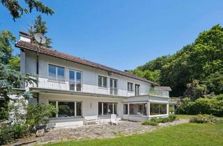 Villa kaufen in 65779 Kelkheim, Sanierungsbedürftige Villa auf parkähnlichem Sonnengrundstück mit traumhaftem Weitblick