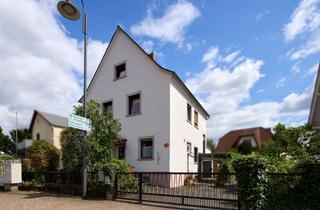 Haus kaufen in 61137 Schöneck, Für Großfamilien – mit acht Zimmern und schön eingewachsenem Garten