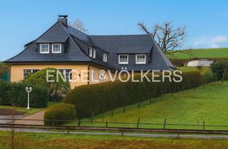 Villa kaufen in 42499 Hückeswagen, Zweifamilienvilla mit Charme, großem Garten und Pool