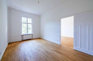 Wohnung kaufen in Markelstraße 39A, 12163 Steglitz, Mit SONNEN-BALKON: Gründerzeit-Wohnung, 2 Zimmer, TOP saniert, **mit Aufzug** - bezugsfrei!