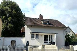 Einfamilienhaus kaufen in 61449 Steinbach, Einfamilienhaus mit großem Grundstück/Bauland in zentraler Lage