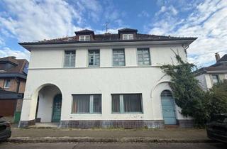 Villa kaufen in Peter-Köster-Straße 15-17, 30655 Groß Buchholz, Altbauvilla mit Einliegerwohnung, großem Grundstück & viel Gestaltungsspielraum