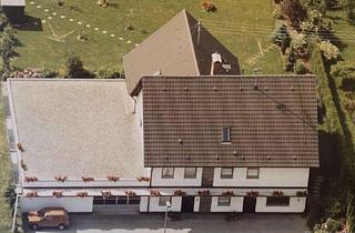 Haus kaufen in 86500 Kutzenhausen, Zweifamilienhaus mit Einliegerbereich und PKW-Halle auf großem Grundstück!