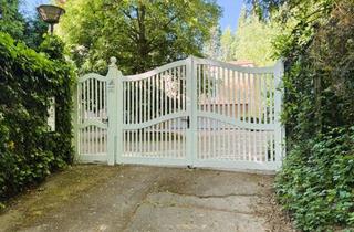 Einfamilienhaus kaufen in 66132 Saarbrücken, Einfamilienhaus mit Penthouse, Einliegerwohnung, Pool und großem Grundstück