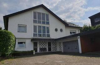 Haus kaufen in 32760 Detmold, Detmold - Einfamilien-Wohnhaus mit Einliegerwohnung u. Garagengebäude mit Carport von Detmold