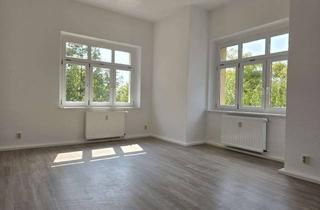 Wohnung mieten in Damaschkestr. 96, 06110 Damaschkestraße, WG geeignete 2,5-Zimmer-Wohnung mit verglastem Balkon