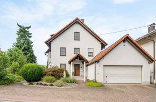Einfamilienhaus kaufen in 76534 Neuweier, Freistehendes Einfamilienhaus mit Einliegerwohnung inmitten der Weinberge
