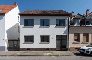 Einfamilienhaus kaufen in 68199 Neckarau, Sanierungsbedürftiges Einfamilienhaus mit großem Innenhof in Mannheim - Neckarau