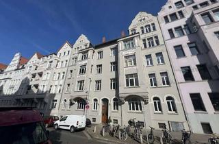 Wohnung kaufen in 30163 List, Exklusiv und hochwertig! Denkmalgeschützte 5-Zimmer-Altbauwohnung mit Balkon in Hannover-List