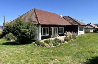 Haus kaufen in 96106 Ebern, Traumhaft schönes Wohnen mit der Natur als Nachbarn... gepflegter Walmdachbungalow mit Garage auf 1