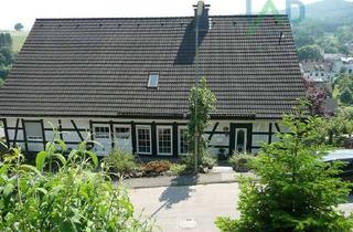 Haus kaufen in 57399 Kirchhundem, Großzügiges 2-Familienhaus in idyllischer Hanglage mit Einliegerwohnung