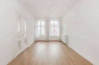 Wohnung kaufen in Volkspark Friedrichshain, 10249 Friedrichshain, Moderne Altbauwohnung mit Stuckverzierungen und Balkon - vis à vis Volkspark Friedrichshain
