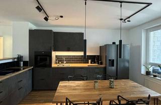 Wohnung kaufen in Friedrich-Junge-Straße 17, 10245 Friedrichshain, Stilvolle, bezugsfreie, geräumige 2-Zimmer-Wohnung mit Balkon, Loggia und EBK auf Stralau