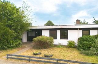 Haus kaufen in 25421 Pinneberg, Flachdachbungalow mit Modernisierungsbedarf