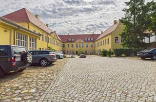 Wohnung kaufen in 01665 Klipphausen, Charmante 3-Raum-Dachgeschosswohnung im Schloss Weistropp