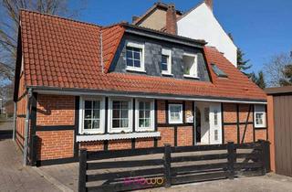 Wohnung kaufen in 30926 Seelze, Seelze - Unikat: Die Wohnung, die ein Haus ist, mit Garten und Garage.
