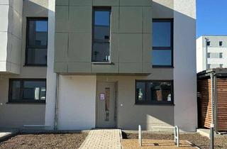 Haus mieten in An Der Sandelmühle 63, 60439 Heddernheim, Neubau-Reihenhaus mit Skyline-Dachterrasse & Miele-Küche – Erstbezug