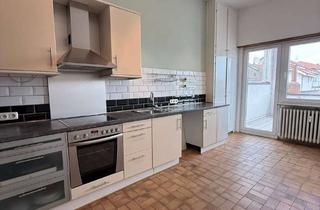 Mehrfamilienhaus kaufen in 68623 Lampertheim, Mehrfamilienhaus mit vermieteter Einheit, 2 freien Wohnungen und Ausbaupotenzial