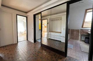 Wohnung kaufen in 70619 Stuttgart, Stuttgart - Große, helle 2 Zimmer-Dachgeschosswohnung mit Balkon und Tiefgaragen-Stellplatz
