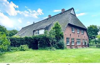 Haus kaufen in 25584 Holstenniendorf, Luxuriöses Anwesen für Generationen mit 77.000 qm Land in Holstenniendorf