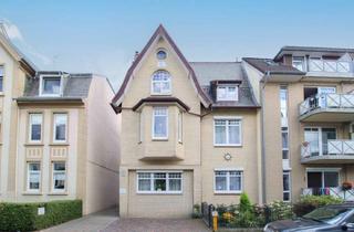 Wohnung kaufen in 27472 Cuxhaven, Zentrale Top-Lage: Charmante 4-Zi.-Altbauwohnung mit Balkon u. Zimmerofen