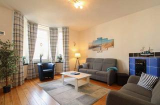 Wohnung kaufen in 27472 Cuxhaven, Zentrale Top-Lage: Charmante 4-Zi.-Altbauwohnung mit Balkon u. Zimmerofen