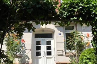 Wohnung kaufen in 24118 Kiel, Kiel - 4-Zimmer-Altbauwohnung mit Balkon, Loggia und Einbauküche