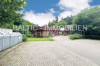 Immobilie kaufen in 23684 Scharbeutz, Grundstück mit Altbestand und Parkplätzen