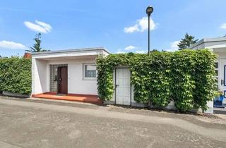 Haus kaufen in 63069 Offenbach am Main, Mid-Century-Charme in Offenbach – Atrium-Bungalow ca. von 1965 mit architektonischer Seele