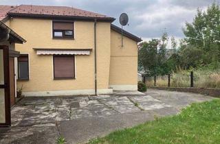 Einfamilienhaus kaufen in 08223 Falkenstein, Teilsaniertes und kurzfristig beziehbares Einfamilienhaus im Bungalowstil mit Grundstück und Garagen usw. in ruhiger Stadtlage von Falkenstein zu verkaufen!