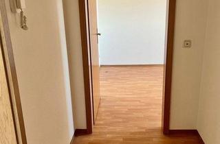 Wohnung mieten in Adolf-Damaschke-Str. 51A, 08606 Oelsnitz, Helle 1-Raum-Dachgeschosswohnung mit Ausblick über Oelsnitz – ideal für junge Leute