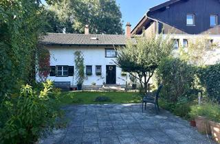 Haus kaufen in 83022 Rosenheim, Charmantes REH mit nostalgischem Flair und großen Grundstück!