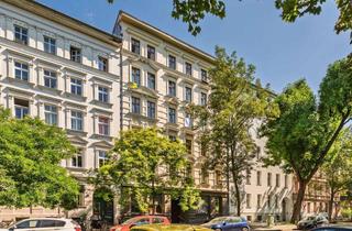 Wohnung kaufen in Görlitzer-Park, 10997 Kreuzberg (Kreuzberg), Attraktive Anlagechance im Wrangelkiez! Charmante Altbauwohnung mit Blick auf den Görlitzer Park