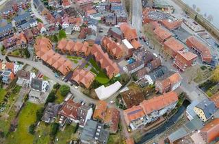 Wohnung kaufen in Am Schwanensee 10, 24306 Plön, Maisonette-Wohnung mit Galerie und zwei Balkonen - staatliche Förderung mitnehmen dank KfW 40 QNG