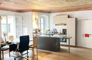 Wohnung kaufen in 93047 Innenstadt, 2-Zimmer-Altbauwohnung im historischen Altbau in der Altstadt!