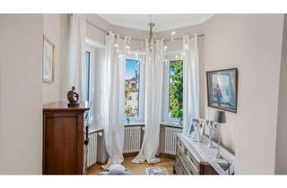 Wohnung kaufen in 76530 Innenstadt, Stilvolle Altbauwohnung mit Südwestbalkon in Premiumlage am Annaberg