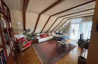 Wohnung kaufen in 65719 Hofheim am Taunus, Helle 2-Zimmer-Dachgeschosswohnung mit Einbauküche - vermietetes Investment mit Charme