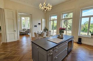 Wohnung kaufen in 65193 Wiesbaden, Großzügige Etagenwohnung in charmanter Altbauvilla für gehobene Ansprüche