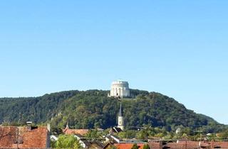 Wohnung kaufen in 93309 Kelheim, Neuwertige 3-Zi-Dachterrassen-Wohnung mit EBK, TG und fantastischem Ausblick | vermietet