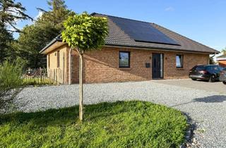 Haus kaufen in 25885 Oster-Ohrstedt, Moderner Bungalow (Bj.2022) mit PV-Anlage, großem Garten & Ausbaureserve