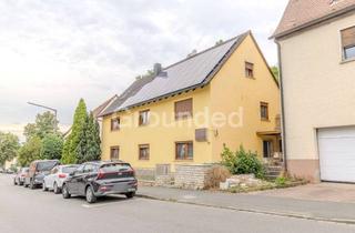 Haus kaufen in Felsenstraße 21, 90574 Roßtal, Charmantes Dreifamilienhaus mit modernster Technik, PV-Anlage und attraktiven Außenbereichen