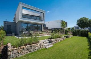 Villa kaufen in 60438 Frankfurt, Luxuriöse Bauhaus-Villa in feiner Riedberg Westflügel-Lage