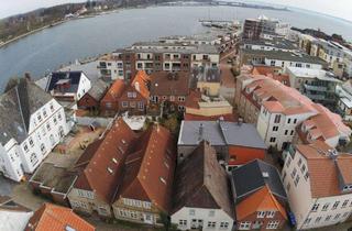 Haus kaufen in 24340 Eckernförde, 2 verbundene Altstadthäuser mit 6 Wohnungen in Toplage in Eckernförde.