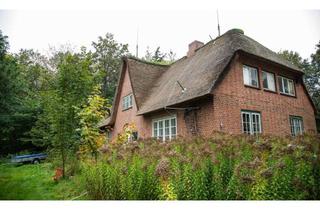 Haus kaufen in Ingwer-Paulsen-Weg, 25813 Husum, Husum: Herrschaftliches, reetgedecktes Friesenhaus auf 22.500 m² parkähnlichem Grundstück