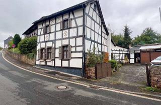 Einfamilienhaus kaufen in 53894 Mechernich, Sanierungsbedürftiges Einfamilienhaus mit Nebengebäuden in Mechernich-Glehn, ca. 700 m² Grundstück.